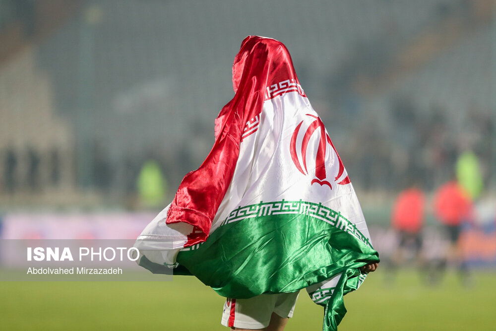 آزادی با حضور زنان غرق در شادی شد/ دور افتخار ملی‌پوشان با پرچم ایران