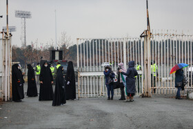 حضور ماموران پلیس زن مقابل ضلع شرقی ورزشگاه آزادی