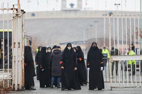 حضور ماموران پلیس زن مقابل ضلع شرقی ورزشگاه آزادی