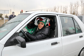 ورود تعدادی از تماشاگران زن به عنوان همیار تیم ملی به ورزشگاه آزادی