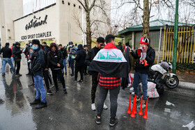 حضور تعدادی از تماشاگران عراقی در ضلع غربی ورزشگاه آزادی