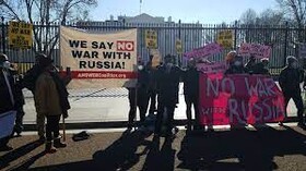 فعالان صلح طلب در مقابل کاخ سفید: "نه به جنگ علیه روسیه"
