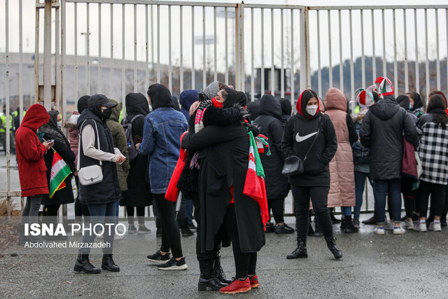 بازی ایران - لبنان/ بانوان پشت درب ماندند