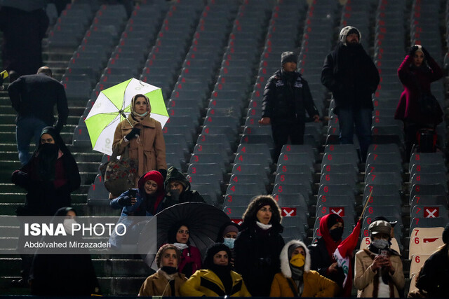دیدار تیم ملی فوتبال ایران مقابل عراق که با حضور تماشاگران زن برگزار شد واکنشی به ممانعت از ورود عکاسان زن به ورزشگاه آزادی
