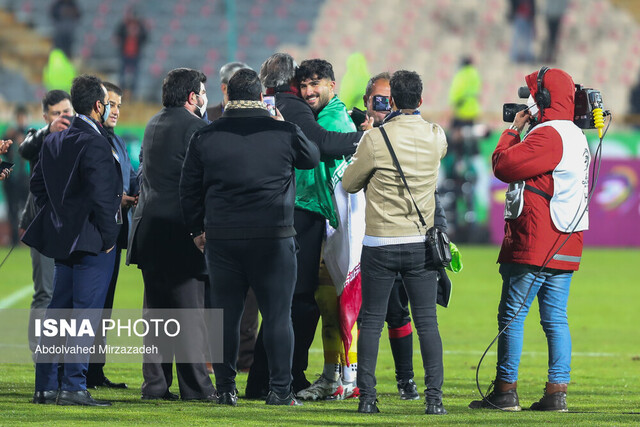 گذشته هرگز نمیگذرد گذشته هرگز نمیگذرد