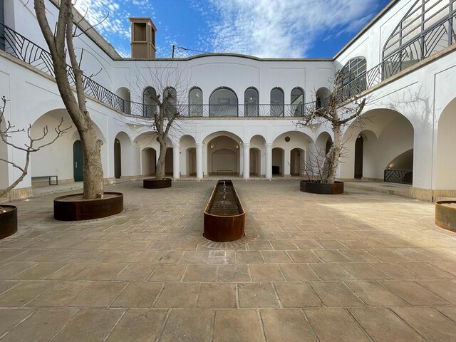 پرترههای مهرداد اسکویی از عکاسان ایرانی بر دیوارهای خانه لوسی