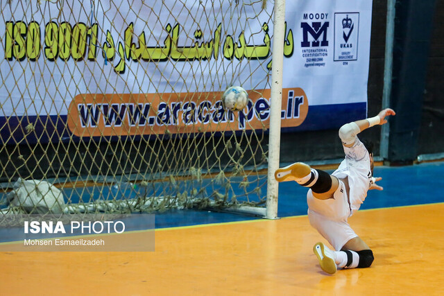 مسئولین مجوز حضور تماشاگران را صادر کنند مسئولین مجوز حضور تماشاگران را صادر کنند