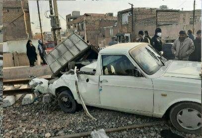 برخورد قطار با وانت در ورامین 5 مصدوم و 1 کشته بر جای گذاشت / قطار از خط خارج نشده است