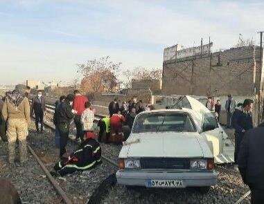 برخورد قطار با وانت در ورامین 5 مصدوم و 1 کشته بر جای گذاشت / قطار از خط خارج نشده است