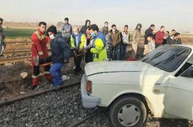 برخورد قطار با وانت در ورامین 5 مصدوم و 1 کشته بر جای گذاشت / قطار از خط خارج نشده است
