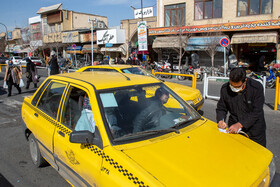 تاکسیرانی استان قم با رصد رانندگان در سطح شهر، برخی از رانندگان را که در هنگام کار و حضور در خودرو از ماسک استفاده نمی کنند را جریمه کرده و به هیات بررسی تخلفات معرفی می کند