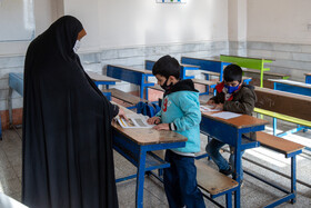 با قرمز شدن وضعیت کرونایی استان قم تعداد کمی از دانش آموزان به کلاس درس حضوری می روند.