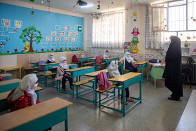 در وضعیت قرمز کرونایی برخی از مدارس با رعایت پروتکل های بهداشتی اقدام به دائر نگاه داشتن کلاس های درس کرده اند که این امر با رصد کامل و همه روزه دانش آموزان پیش از حضور در کلاس صورت می گیرد.