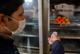 استفاده از دستگاههای پرتابل بررسی وضعیت مواد غذایی توسط مامورین بهداشتی مرکز بهداشت قم