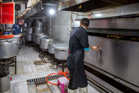 در وضعیت قرمز کرونایی شهر قم که فعایت مراکز تهیه غذا به صورت بیرون بر انجام می شود، مامورین بهداشت با رصد همه روزه و تذکرات رعایت پروتکل های بهداشتی کمکی بسیار شایانی به کنترل بهداشت و رسیدن به جامعه ای ایمن تر می کنند.