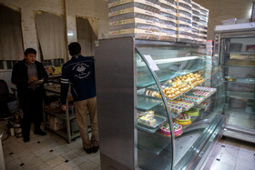 متاسفانه ضرورت استفاده از ماسک در برخی از اصناف همچنان با بیتوجهی مواجه میشود.