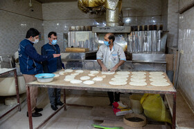 مامورین مرکز بهداشت استان در وضعیت قرمز کرونایی با تشدید بازرسی ها نقش مهمی در گوشزد کردن رعایت پروتکل های بهداشتی به اصناف داخل شهر دارند.