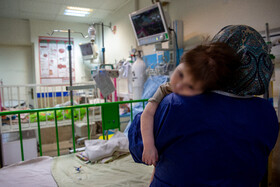 تخت های بخش مراقبت های ویژه در بیمارستان کودکان قم پر شده است و برخی از کودکان به دلیل شدت علائم نیاز به ساکشن کردن مرتب مایعات درون بدن دارند