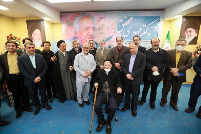 مردی که دائم در حال تدریس و تحقیق است