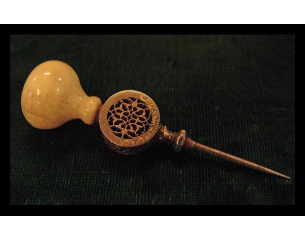 عکس از آرشیو موزه ملّی ملک برداشتهشده و مربوط به سرمهدانی برنجی از زمان صفویه است تا به چشمانِ سیه «سُرمه»
درانداختهای...