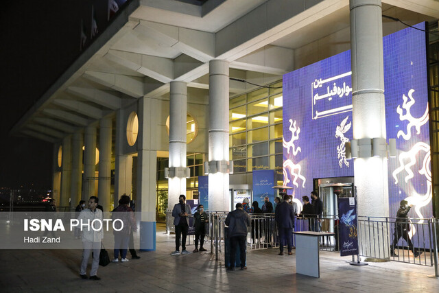 حاشیه نگاری بر روز بی مادر و دسته دختران حاشیه نگاری بر روز بی مادر و دسته دختران