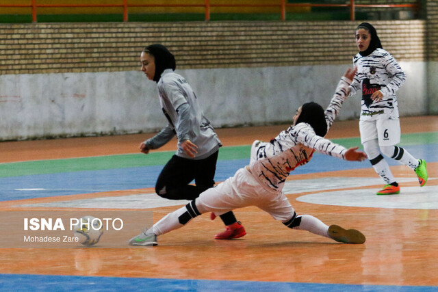 عکس آرشیوی است شکست دختران حفاری در فوتسال زنان/ نفت صدرنشین شد