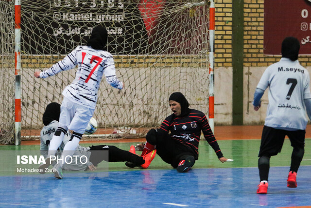 عکس آرشیوی است صدرنشینی دختران سایپا در لیگ فوتسال