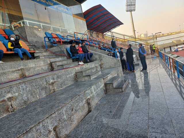 شلوغی عجیب در ورزشگاه انقلاب کرج پیش از بازی هوادار و استقلال!