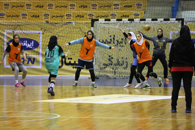 عکس تزئینی است دختران هندبال قم قهرمان منطقه ۲ کشور