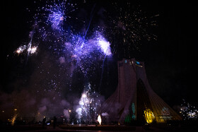 نورافشانی میدان آزادی تهران در شب ۲۲ بهمن