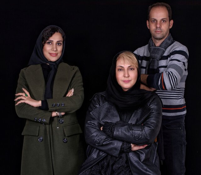 فاطمه گودرزی در کنار کارگردان و تهیه کننده جلسه نمایشنامه خوانی نمایش بازی ازدواج فاطمه گودرزی «نمایشِ بازی ازدواج» را میخواند