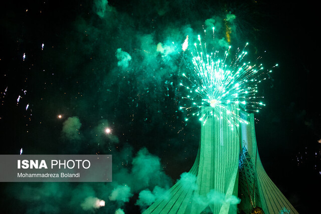 عکس خبر آرشیوی است. نورافشانی در میدان آزادی و ۲۴ نقطه پایتخت؛ همزمان با سالگرد پیروزی انقلاب