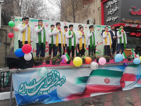 اجرای گروه سرود در غرفه‌های فرهنگی مستقر در مسیر راهپیمایی در تهران