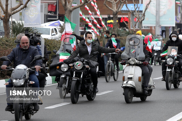 عکس تزیینی است برگزاری مراسم بزرگداشت یوم الله ۲۲ بهمن در لرستان زیر بارش باران