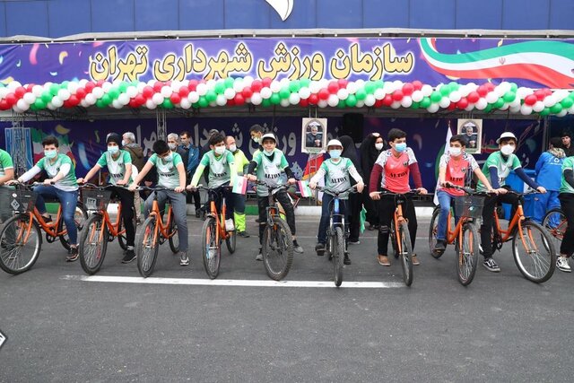 از نمایش گروه های ورزشی تا اهتزاز پرچم پر افتخار ایران اسلامی از نمایش گروه های ورزشی تا اهتزاز پرچم پر افتخار ایران اسلامی