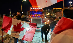 اعتراضات در کانادا؛ تقلای پلیس برای پاکسازی گذرگاه مرزی با آمریکا