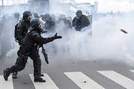 پلیس فرانسه برای توقف "کاروان آزادی" به گاز اشک‌آور متوسل شد