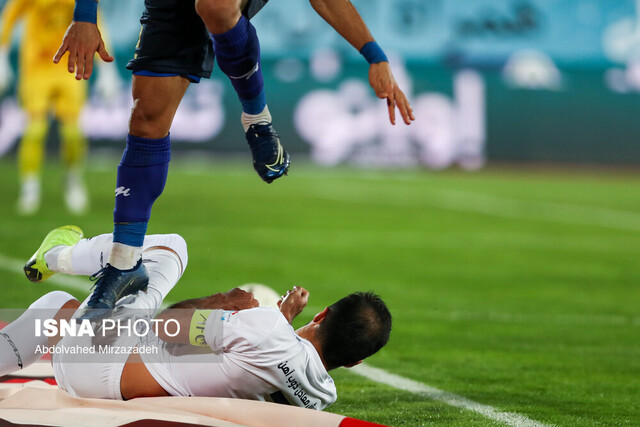 عکس تزئینی است از درگیری تا "چاقو" در جوراب بازیکن و "اسپری فلفل" در فوتبال خوزستان!