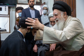 مراسم عمامه گذاری طلاب توسط آیت الله علوی بروجردی در روز میلاد حضرت علی(ع)