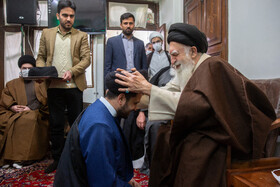 مراسم عمامه گذاری طلاب توسط آیت الله علوی بروجردی در روز میلاد حضرت علی(ع)