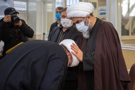 مراسم عمامه گذاری طلاب توسط آیت الله محمدجواد فاضل لنکرانی در روز میلاد حضرت علی(ع)