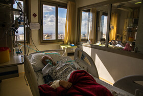 26 بهمن 1400 – بیماری که بدلیل شدت بیماری در بخش آی‌سی‌یوی بیمارستان فرهیختگان تهران بستری شده است. ایران در این بازه زمانی ششمین پیک کرونا و شیوع نوع امیکرون را پشت سر می‌گذارد