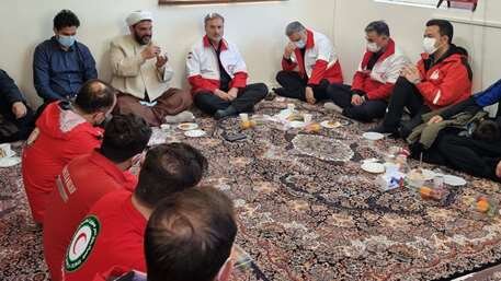 عکس دریافتی از هلال احمر. کار امدادگران در امتداد خط مشی امام علی (ع) است