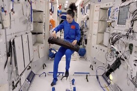 نواختن ساز در ایستگاه فضایی چین