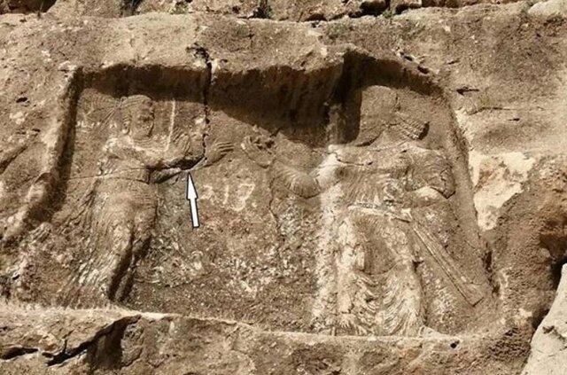 در این عکس شکاف و تخریب تازهای در نقشبرجسته ساسانی نشان داده شده است تن پادشاهان ساسانی لرزید