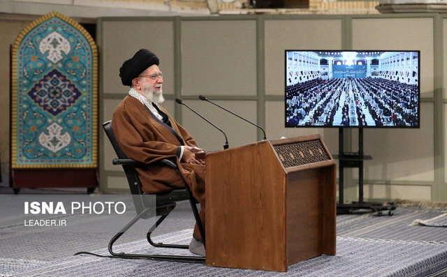 کسی که زندگی اشرافی دارد یا دم از تسلیم میزند نمیتواند به انقلاب پایبند باشد کسی که زندگی اشرافی دارد یا دم از تسلیم میزند نمیتواند به انقلاب پایبند باشد