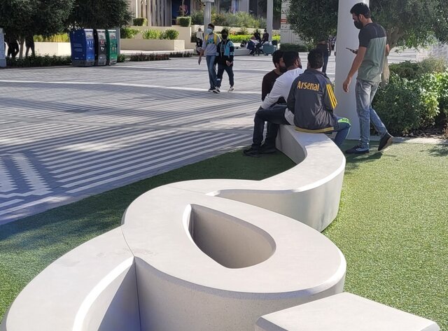 نیمکتهای الهامگرفته از خوشنویسی در نمایشگاه اکسپو ۲۰۲۰ دبی، عکس از سمیه حسنلو یک «ایران» در میان خط عربی