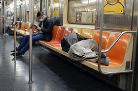 تصمیم شهردار نیویورک برای حذف بی خانمان ها از مترو