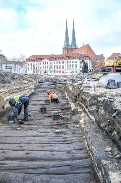 کشف گذرگاه ۷۰۰ ساله در زیر خیابان