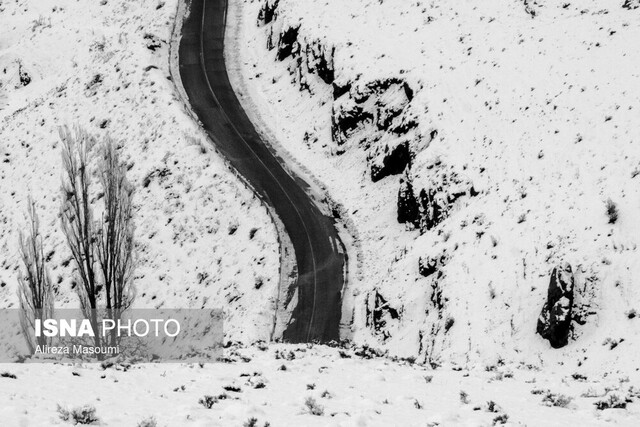 برف جاده چالوس و آزادراه تهران - شمال را مسدود کرد